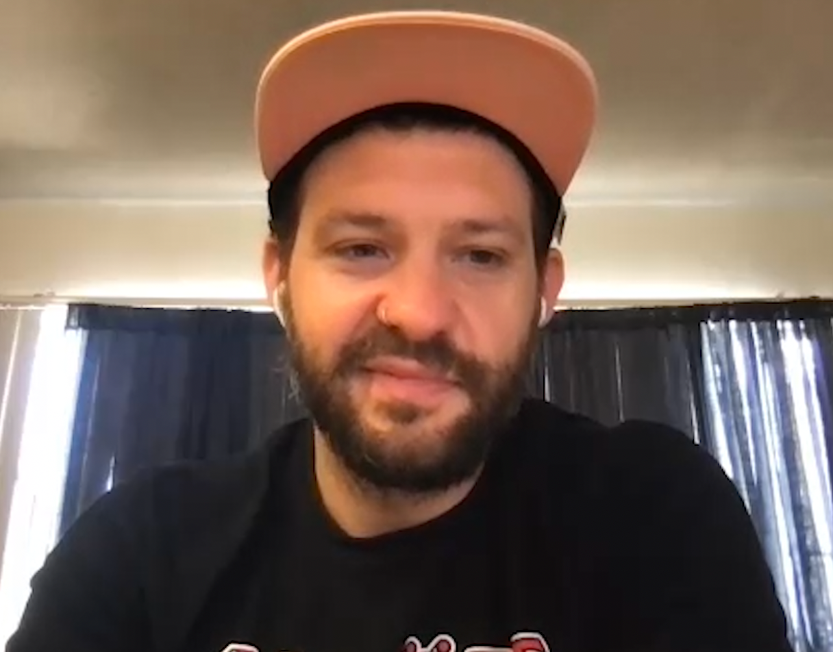 Envía whisky n.° 43 - Robby, el camarero enojado 